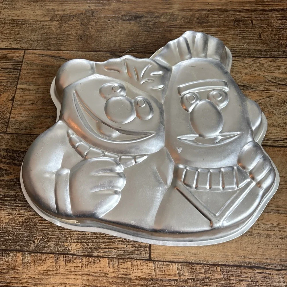 Bert and Ernie Cake Pan Wilton Sesame Street Muppets 1971-1977 Vintage 502-7423
